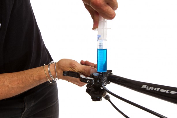 Nun ziehen wir den Kolben bei gehaltener Spritze über die 30 ml Markierung auf. Nun ziehen wir den Kolben bei gehaltener Spritze über die 30 ml Markierung auf.