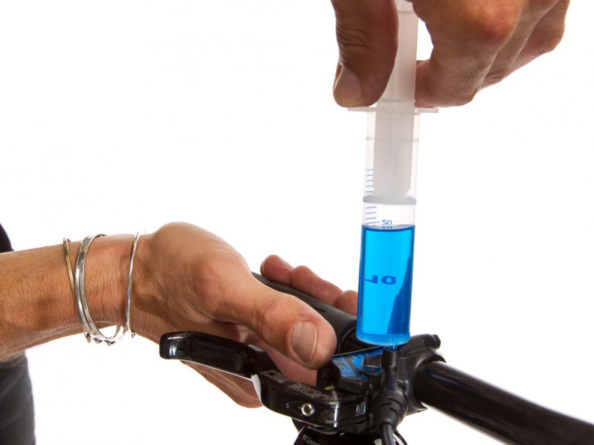 Mit Zeigefinger und Daumen fixieren wir die Spritze. Während die Spritze stets im Bremsgriff bleibt... Mit Zeigefinger und Daumen fixieren wir die Spritze. Während die Spritze stets im Bremsgriff bleibt...