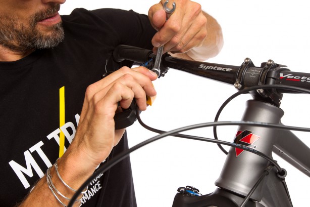 ... fixiern den Lenker mit Brust/Schulter, öffnen die Verschlussschraube ein wenig, drehen die Leitung in eine optisch perfekte Position und fixieren die Schraube. ... fixiern den Lenker mit Brust/Schulter, öffnen die Verschlussschraube ein wenig, drehen die Leitung in eine optisch perfekte Position und fixieren die Schraube.