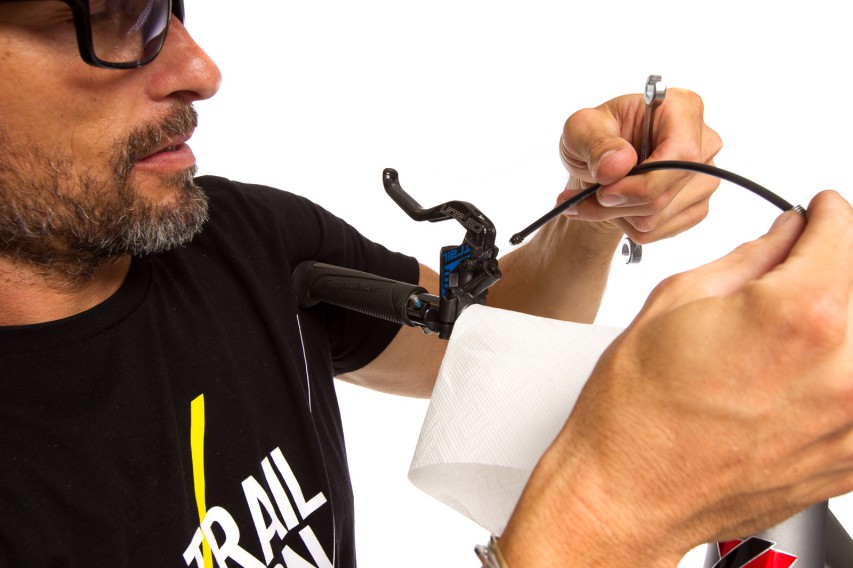 Wir schützen den Lenker mit einem Stück Küchenrolle und stabilisieren den Lenker mit der Brust/Schulter. Wir schützen den Lenker mit einem Stück Küchenrolle und stabilisieren den Lenker mit der Brust/Schulter.