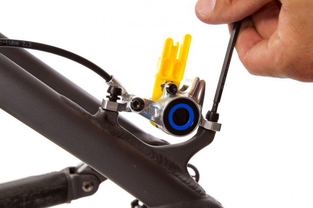... und mit den beiden 25er Torx-Schrauben am hinteren Postmount-Sattel befestigt. ... und mit den beiden 25er Torx-Schrauben am hinteren Postmount-Sattel befestigt.