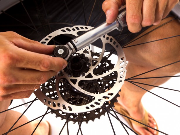 Vor dem finalen Anziehen der Schrauben wird die Disc gegen die Laufrichtung (gegen den Pfeil = im Uhrzeigersinn) an den Anschlag gedrückt, um eine harte Bremsung zu simulieren. Gleichzeitig werden immer die jeweils gegenüberliegenden Schrauben per Drehmoment-Schlüssel mit max 4 Nm angezogen. Vor dem finalen Anziehen der Schrauben wird die Disc gegen die Laufrichtung (gegen den Pfeil = im Uhrzeigersinn) an den Anschlag gedrückt, um eine harte Bremsung zu simulieren. Gleichzeitig werden immer die jeweils gegenüberliegenden Schrauben per Drehmoment-Schlüssel mit max 4 Nm angezogen.