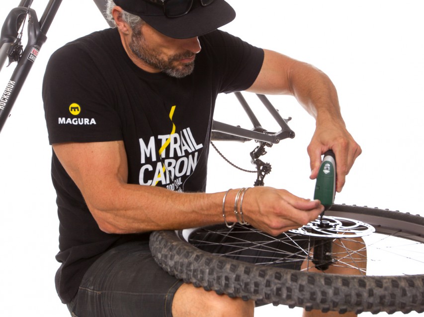 Am besten gelingt die Montage im Sitzen. Die Laufrichtung der Discs ist angegeben. Schrauben locker anschrauben (es spricht nichts gegen den Einsatz eines Akku-Schraubers). Die Schrauben sind von Werk aus mit Magura Schraubensicherung behandelt. Am besten gelingt die Montage im Sitzen. Die Laufrichtung der Discs ist angegeben. Schrauben locker anschrauben (es spricht nichts gegen den Einsatz eines Akku-Schraubers). Die Schrauben sind von Werk aus mit Magura Schraubensicherung behandelt.