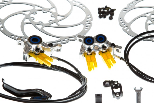 Lieferumfang Unsere Konfiguration umfasst die Magura MT Trail Carbon Bremsen für vorne und hinten (vormontiert, befüllt, entlüftet), 2 Einsteckhülsen (+2 Stk Reserve), 2 Oliven (+2 Stk Reserve), Storm HC Discs (203, 180) sowie 12 Befestigungsschrauben für Scheiben. Die Leitungslängen sind vorgegeben, können allerdings rasch individuell gekürzt werden ? ohne nachträglichem Entlüften. Lieferumfang Unsere Konfiguration umfasst die Magura MT Trail Carbon Bremsen für vorne und hinten (vormontiert, befüllt, entlüftet), 2 Einsteckhülsen (+2 Stk Reserve), 2 Oliven (+2 Stk Reserve), Storm HC Discs (203, 180) sowie 12 Befestigungsschrauben für Scheiben. Die Leitungslängen sind vorgegeben, können allerdings rasch individuell gekürzt werden ? ohne nachträglichem Entlüften.