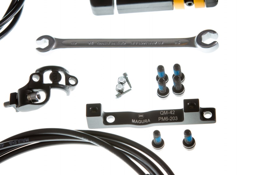 Optionale Parts Zur Montage einer 203 mm Disc an der Postmount-180 Gabel benötigen wir den Magura QM-42 Adapter. Um den gewünschten Triggerhebel-Abstand (rechts) sicherzustellen, kommt die Magura Lenkerklemmschelle "Shiftmix links" zum Einsatz. Optionale Parts Zur Montage einer 203 mm Disc an der Postmount-180 Gabel benötigen wir den Magura QM-42 Adapter. Um den gewünschten Triggerhebel-Abstand (rechts) sicherzustellen, kommt die Magura Lenkerklemmschelle "Shiftmix links" zum Einsatz.